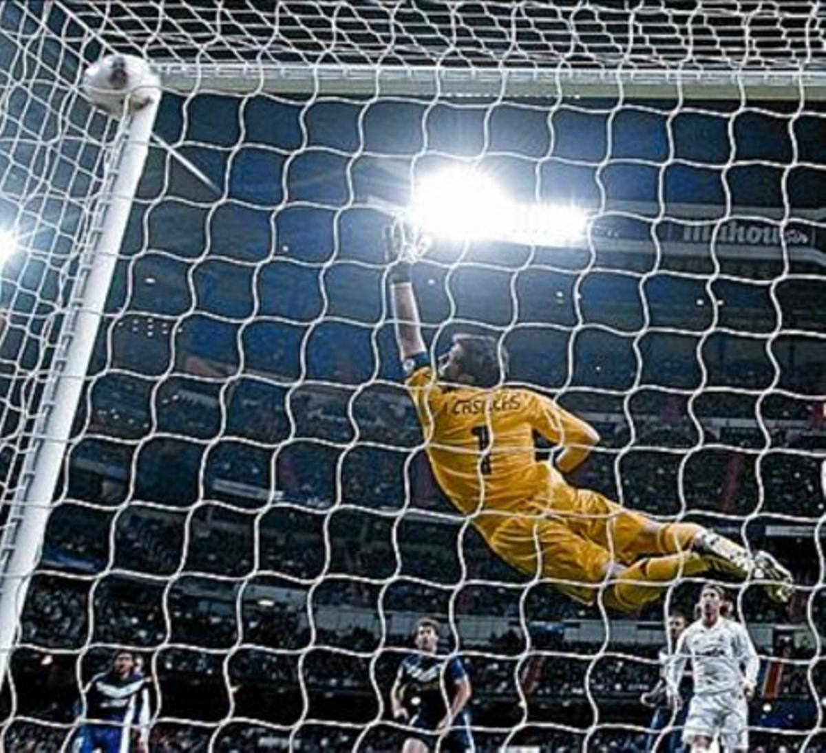 Casillas no pot evitar el golàs de Cazorla. Casillas no pot evitar el golàs de Cazorla.