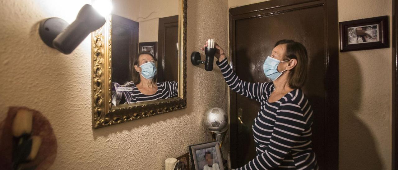 Sofía García, vecina de la Zona Norte de Alicante, deja la mayoría de bombillas de casa apagadas ante el encarecimiento de la factura. | PILAR CORTÉS