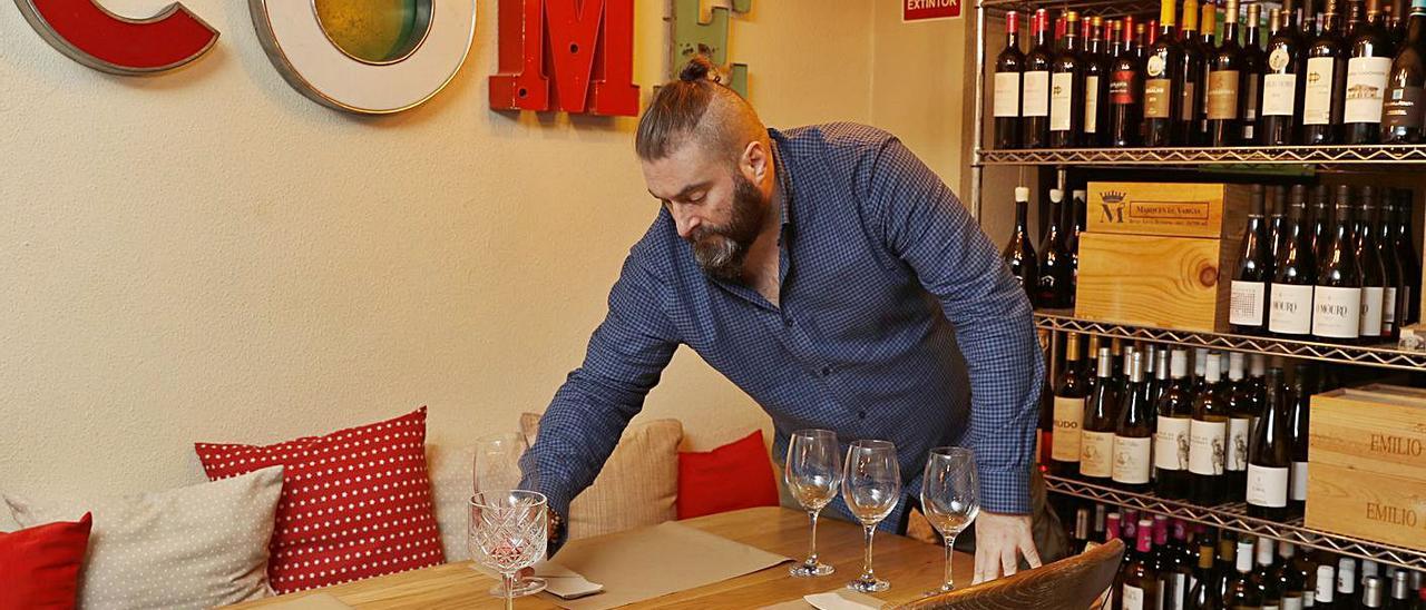 El chef Manuel Garrido, en su restaurante Valdevez, preparando la reapertura. |   // R. GROBAS