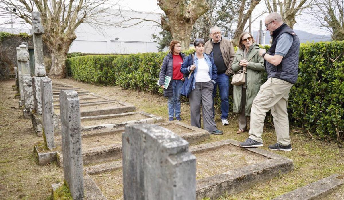 Un momento de la visita al Cementerio Inglés. | FDV
