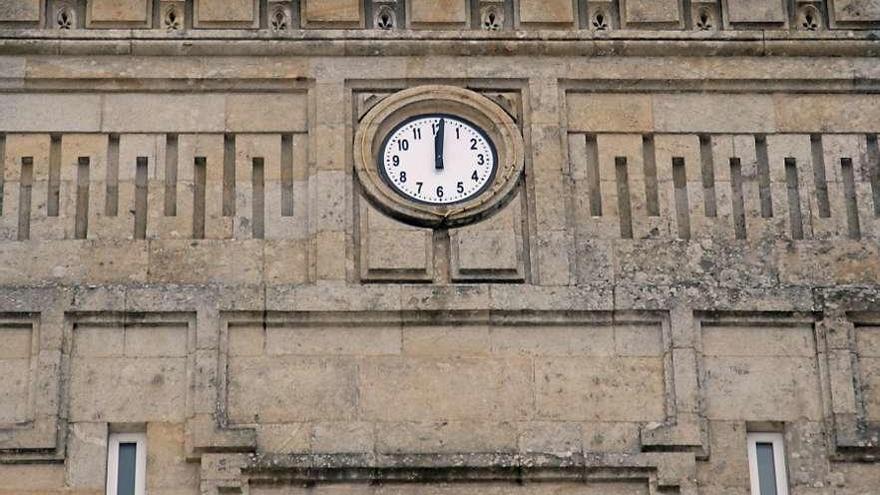 Las esferas del reloj lucían ya ayer en lo alto de la torre de la casa consistorial. // Bernabé/Juan Carlos Asorey