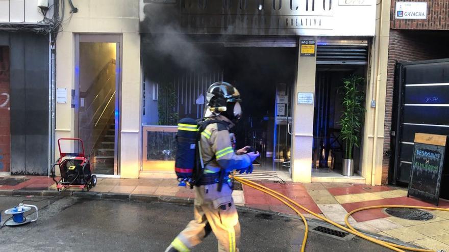 Los bomberos sofocan un incendio en el restaurante La Gavacha de Murcia.