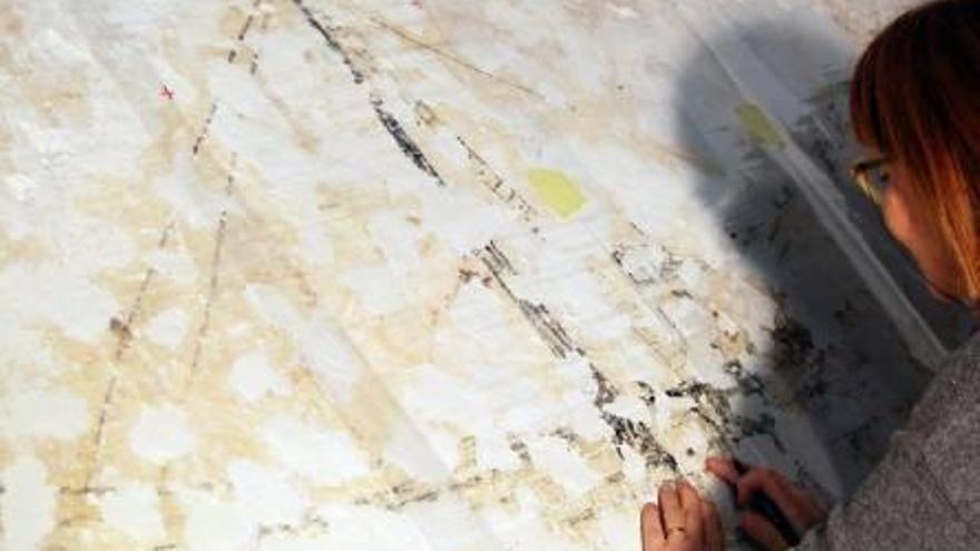 Los grafitis se han consolidado y calcado. A la derecha, el contrafuerte que refuerza la casa.