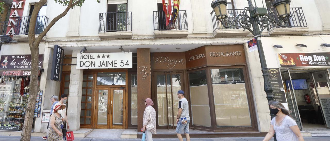 Fachada del hotel Don Jaime 54, que reabrirá en octubre tras una reforma interior.