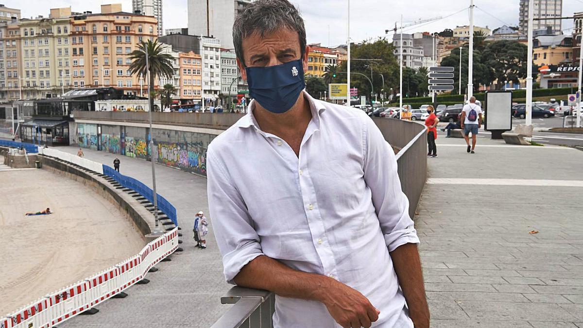 Fran González, director de la cantera del Deportivo, al lado de la playa de Riazor. |  // CARLOS PARDELLAS