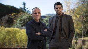 Javier Gutiérrez y Mario Casas, en la serie de Netflix ’Hogar’. 