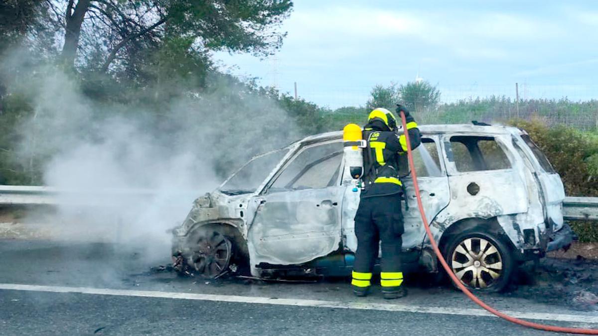 Bomberos acutando en un indencio en la AP-4.