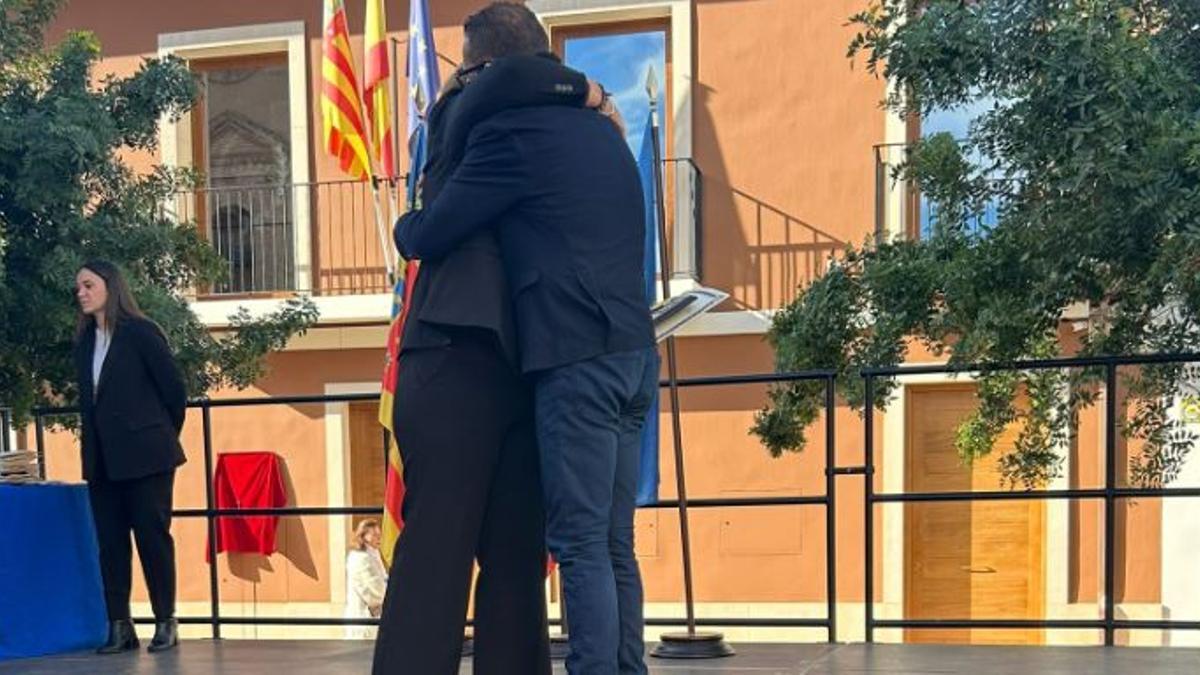 Abrazo entre Llopis y Cabanes.