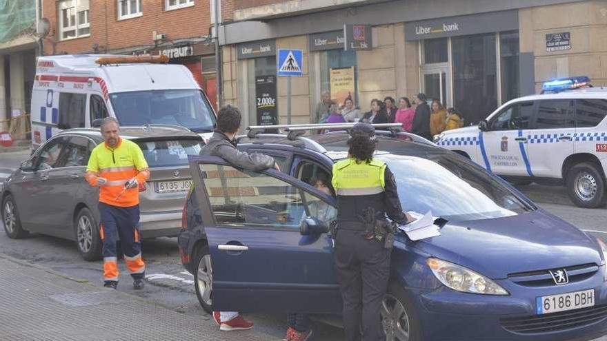 La Policía Local, la ambulancia y los vecinos, en el lugar del atropello.