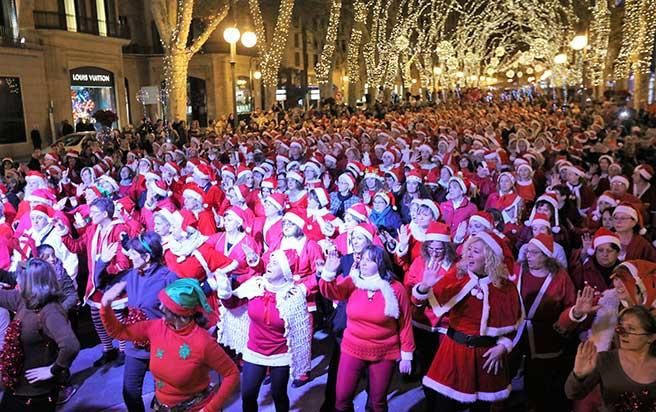 Hunderte Weihnachtsmänner tanzen in Palma