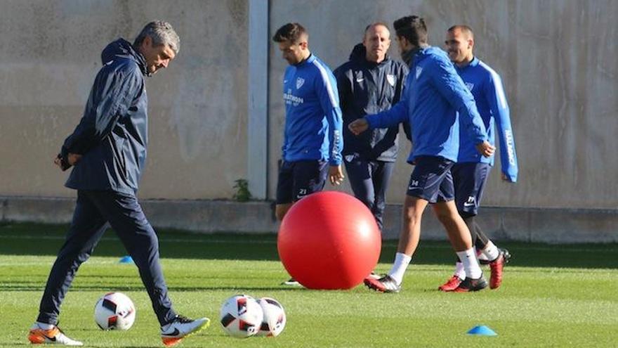 Juande Ramos, pensativo, junto a sus jugadores en el entrenamiento de ayer