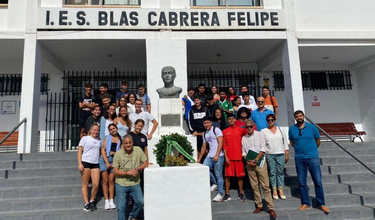 Homenaje al físico lanzaroteño Blas Cabrera Felipe junto al busco en el instituto de Arrecife que lleva su nombre.