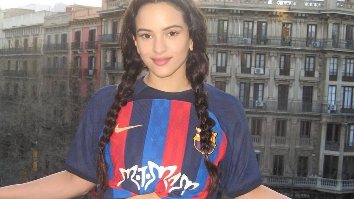 ¿Cuánto cuesta ser una 'motomami'? Este es el precio de la camiseta del Barça con el logo de Rosalía