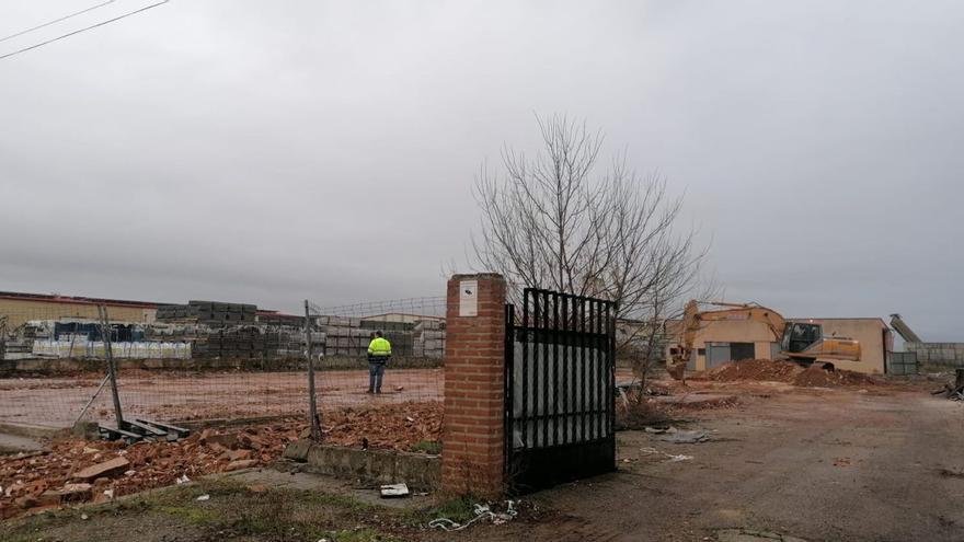 Operarios de la empresa rematan los trabajos de demolición del antiguo matadero de Toro. | M. J. C.