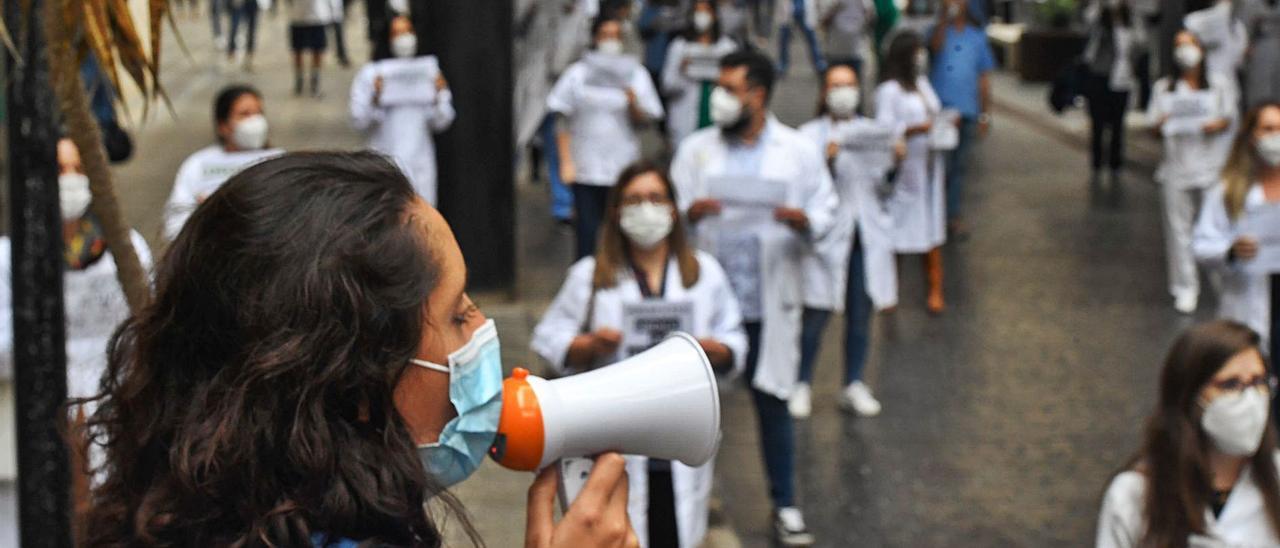 Movilización de los médicos temporales en el Hospital de Gran Canaria Doctor Negrín. | | JUAN CARLOS CASTRO