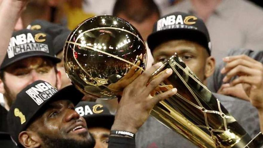 LeBron James sostiene el trofeo tras ganar a los Warriors.