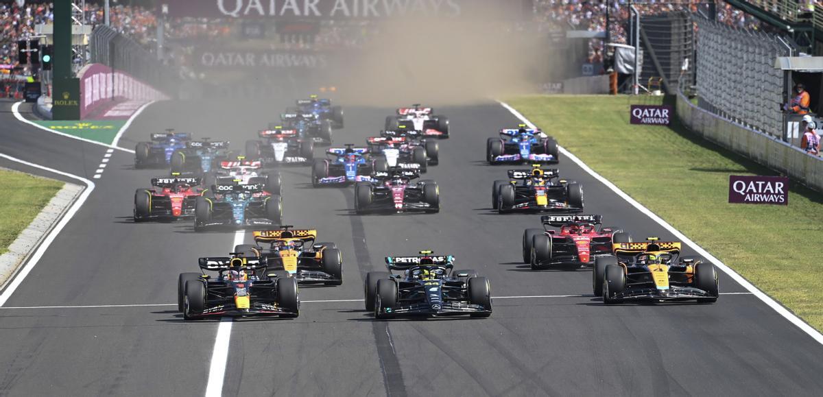 Mogyorod (Hungary), 23/07/2023.- The pack in action after the start of the Hungarian Formula One Grand Prix at the Hungaroring circuit, in Mogyorod, near Budapest, Hungary, 23 July 2023. (Fórmula Uno, Hungría) EFE/EPA/Tamas Kovacs HUNGARY OUT
