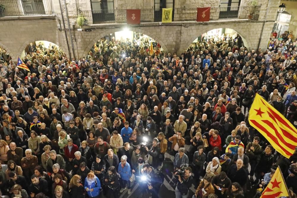 Concentració a la Plaça del Vi per reclamar l'alliberament dels consellers cessats