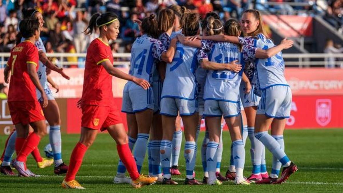 España goleó a China (3-0) estrenando la segunda equipación que lucirá en el Mundial de Australia y Nueva Zelanda.