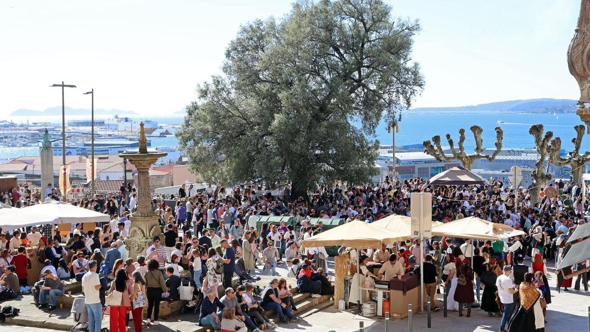 Visitantes y vecinos durante la fiesta de la Reconquista de 2025 en el Paseo de Alfonso