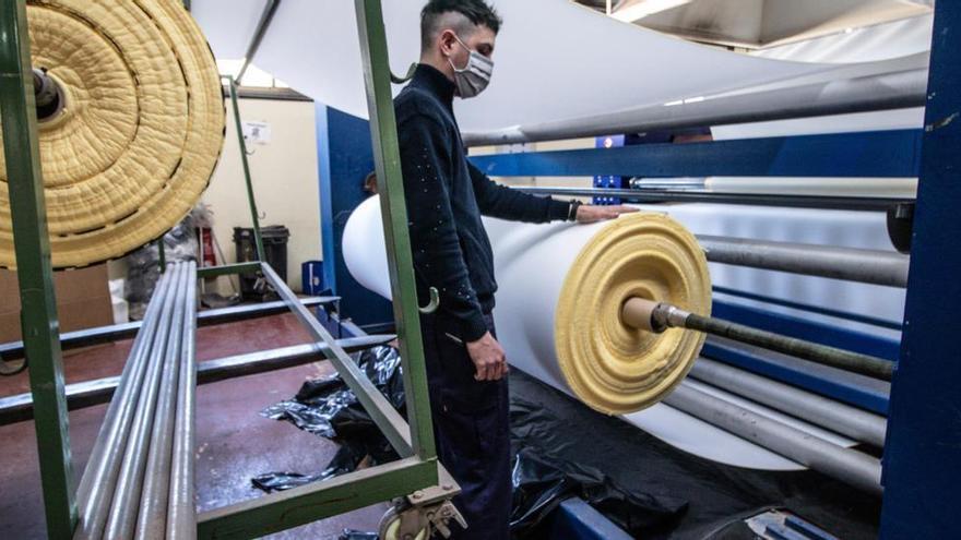 Un operario en una empresa textil de Cocentaina.