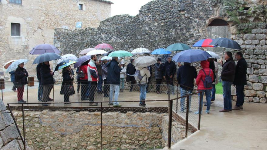 Una visita guiada amb pluja a Avinyonet de Puigventós.