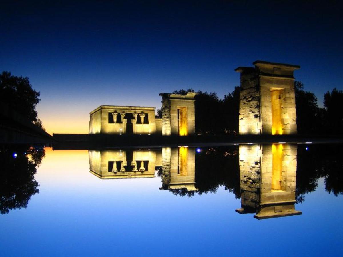 El templo de Debod, en su emplazamiento en Madrid cuando contaba con una barrera de agua que lo protegía.