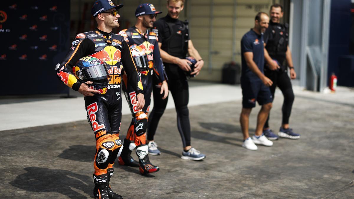 Miembros del equipo Red Bull KTM de Moto GP y del Alinghi Red Bull Racing de vela en la base del equipo de la Copa América de vela, en Barcelona.