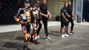 De izquierda a derecha, los pilotos de Moto GP del equipo Red Bull KTM, Brad Binder y Jack Miller, junto a los miembros del equipo de la Copa América de vela Alinghi Red Bull Racing, Barnabe Delarze, Arnaud Psarofaghis y Nico Stahlberg, visitando la base en el Port Vell de Barcelona. 