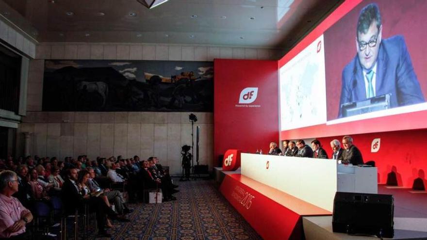 Junta de accionistas de Duro Felguera, ayer, en Oviedo, durante el discurso del presidente, Ángel Antonio del Valle (en la pantalla).