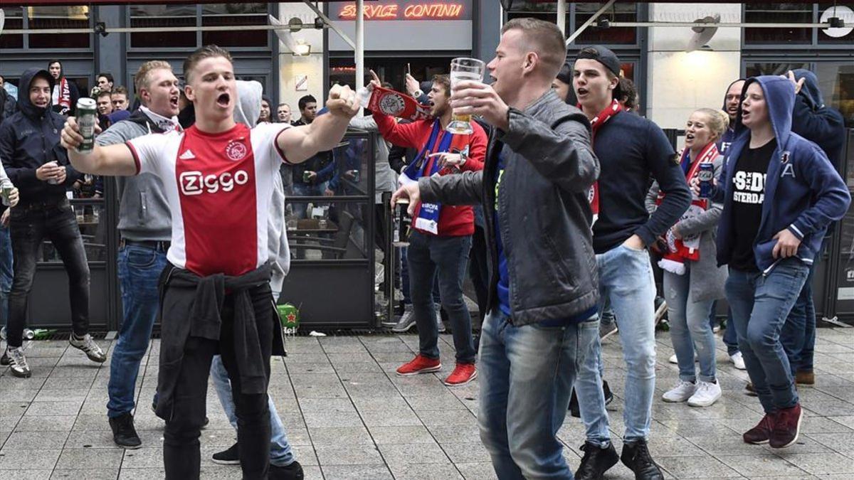 Aficionados del Ajax antes del encuentro