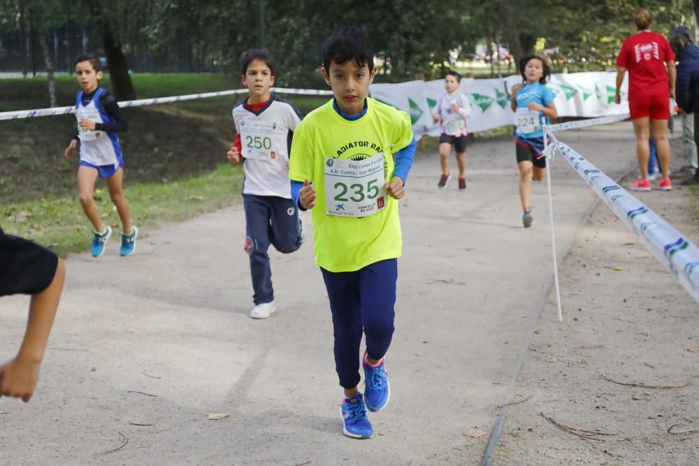 Más de 1.100 jóvenes atletas desafían a las bajas temperaturas para participar en la tradicional carrera de cross escolar.