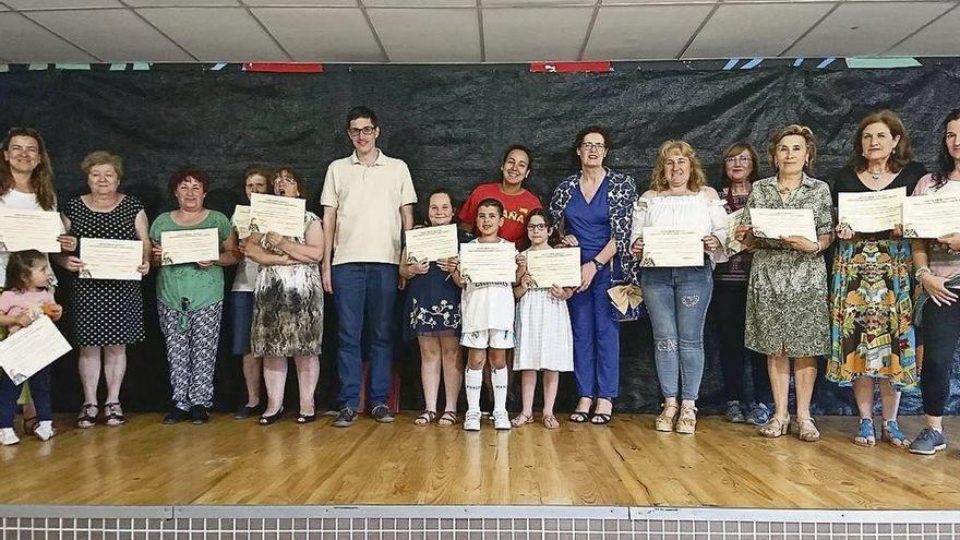 Entrega de diplomas a los alumnos del curso de danza y pandereta en Arcenillas