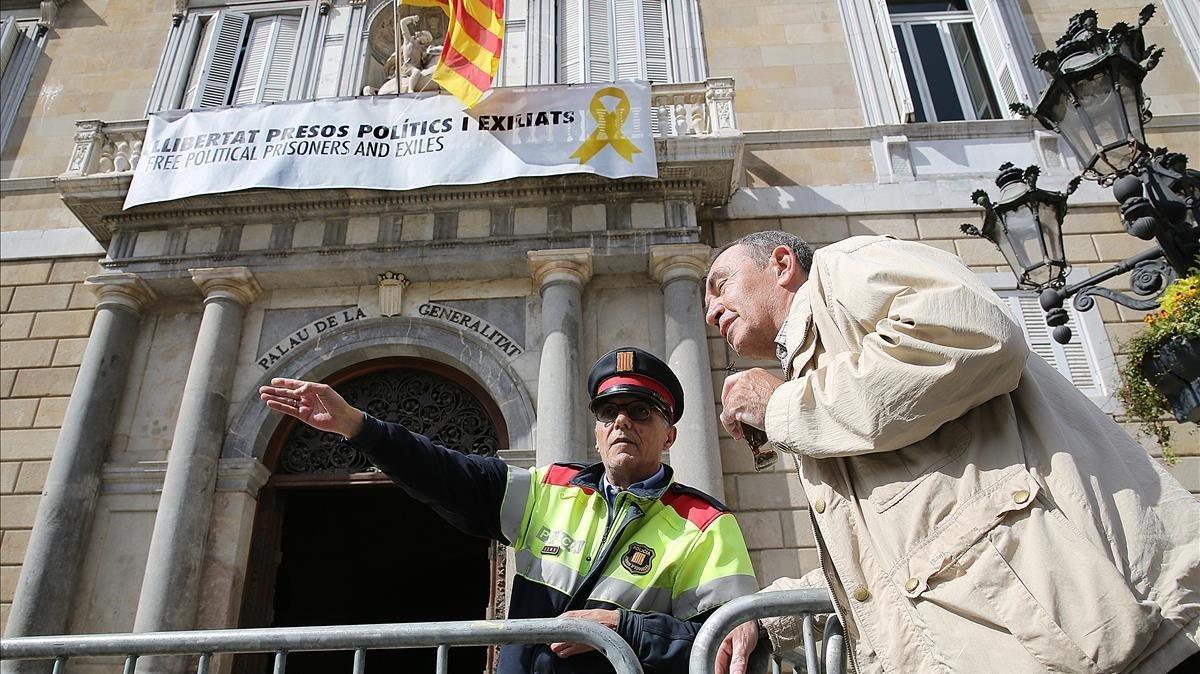  La Junta Electoral Central  JEC  decidio este lunes que la Generalitat tiene que retirar antes de 48h los lazos amarillos y las  esteladas  de los edificios publicos porque son  simbolos partidistas  que no deben estar presentes en las instituciones durante las elecciones. 