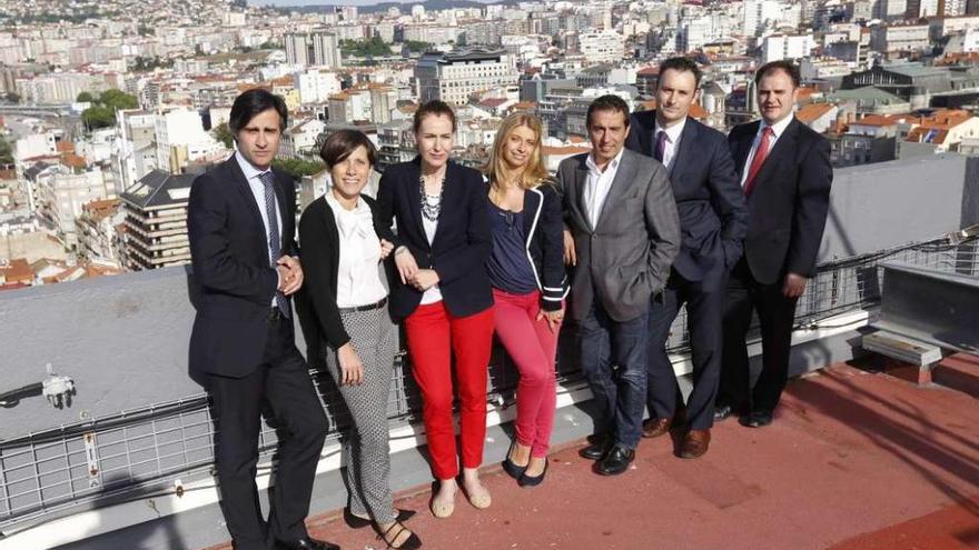 FARO reúne a siete directores de algunos de los principales hoteles de la ciudad. De izda. a dcha: Miguel Tilve, de AC Vigo; Rosa Sousa, del Silken América; Cristina Pardo, del NH Palacio; Ana Pérez, del Zenit; César Sánchez-Ballesteros, del Bahía; Luis Sabugueiro, del Ciudad de Vigo; y Miguel Fernández, del Axis // R. Grobas