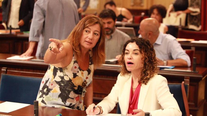 Francina Armengol y Rosario SÃ¡nchez hoy en el Parlament.