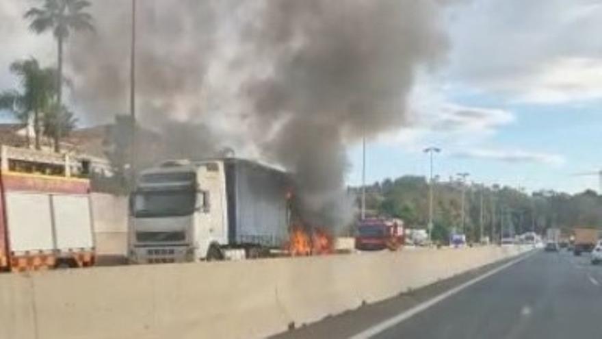 El incendio de un camión en la A-7 a la altura de Mijas provoca el corte de un carril