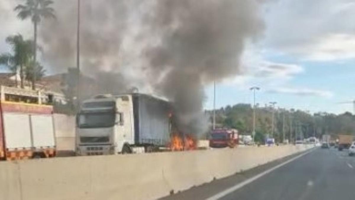 Camión incendiado en la carretera