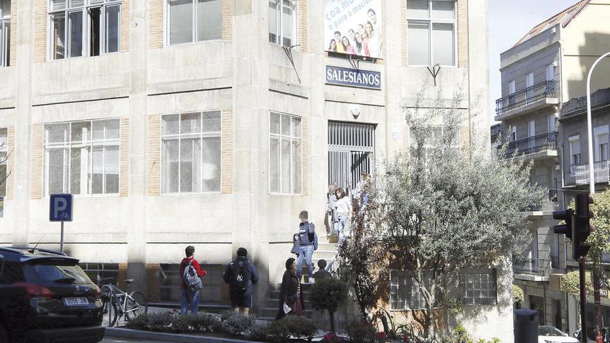 Alumnos saliendo del colegio Salesianos. // Alba Villar