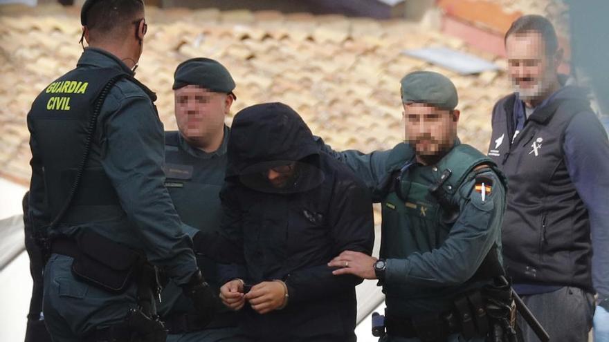 Jorge P. J., detenido, durante el registro de su vivienda de Manuel, donde se cometió el crimen.