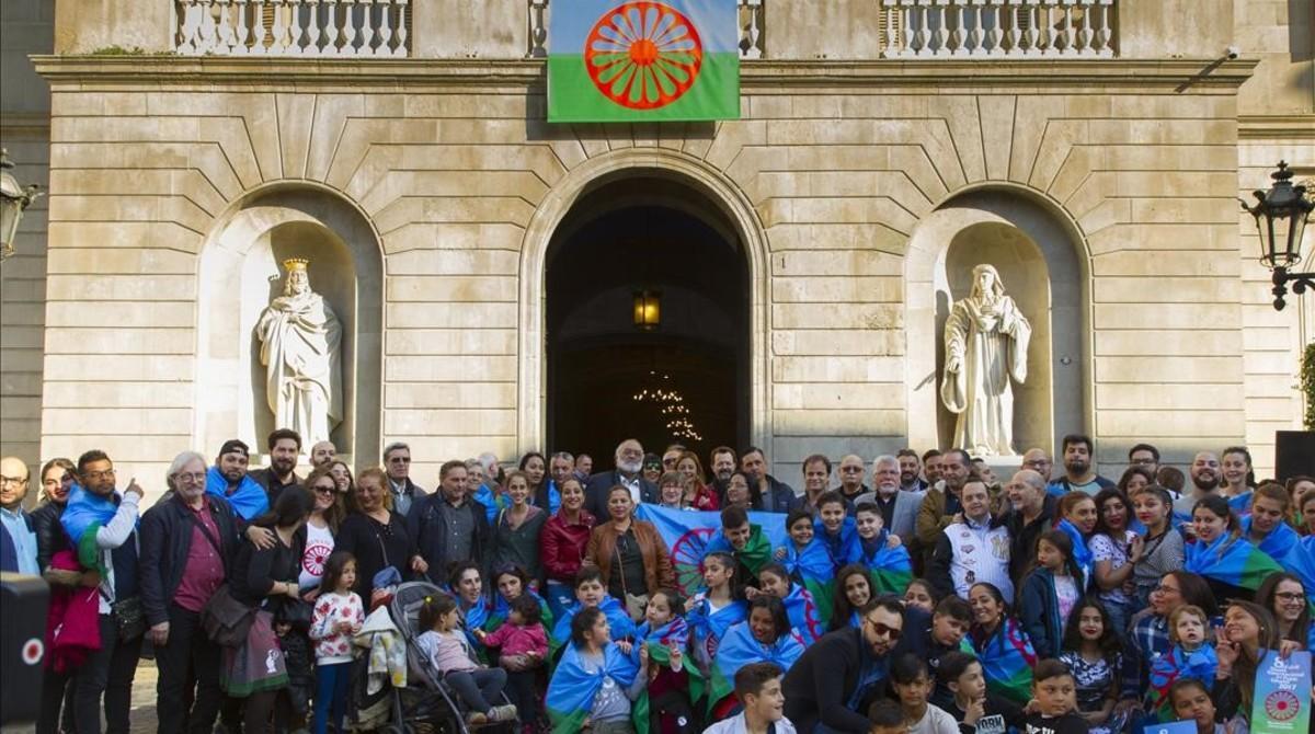 zentauroepp37971957 barcelona 07 04 2017   colocaci n de la bandera gitana en el180201160127