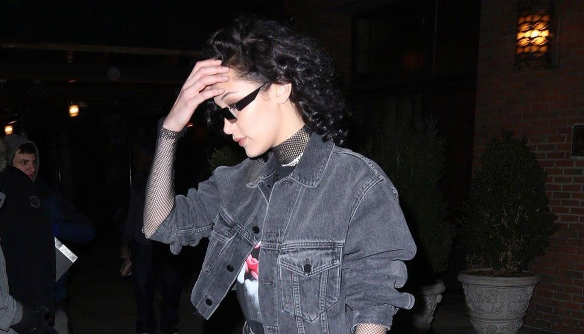 Bella Hadid con el pelo rizado