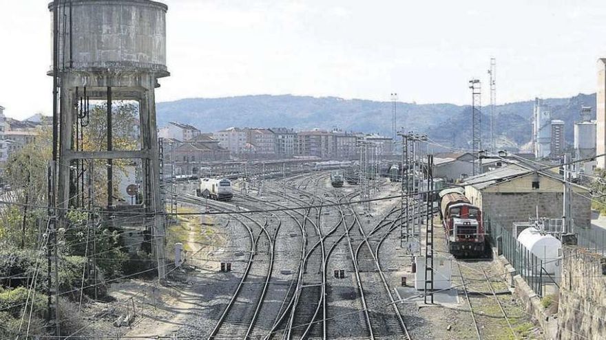 Entrada ferroviaria de acceso a la estación Empalme de Ourense, donde se ubicará la intermodal.