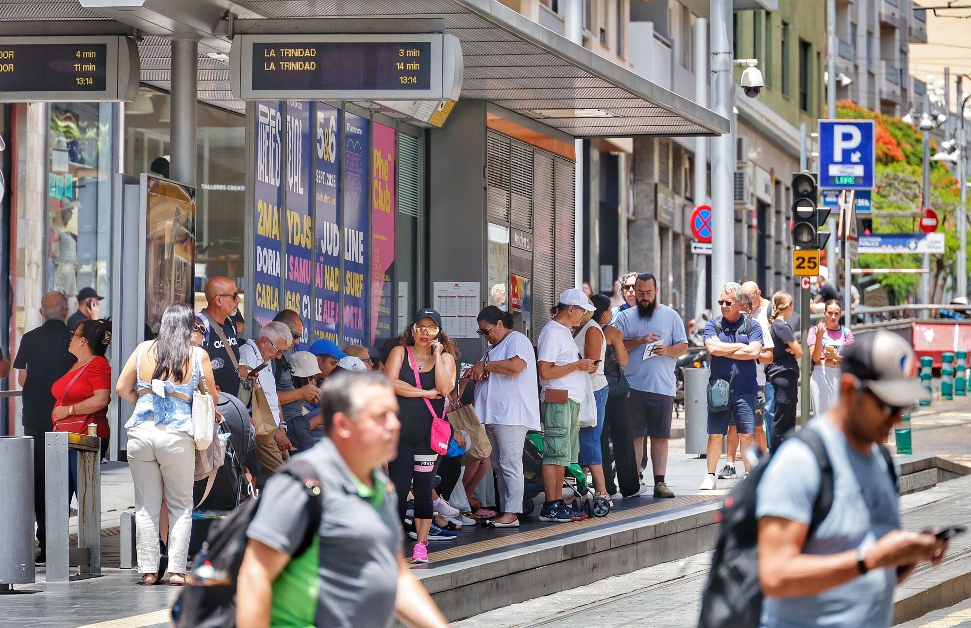 Colas en las paradas del tranvía en Tenerife
