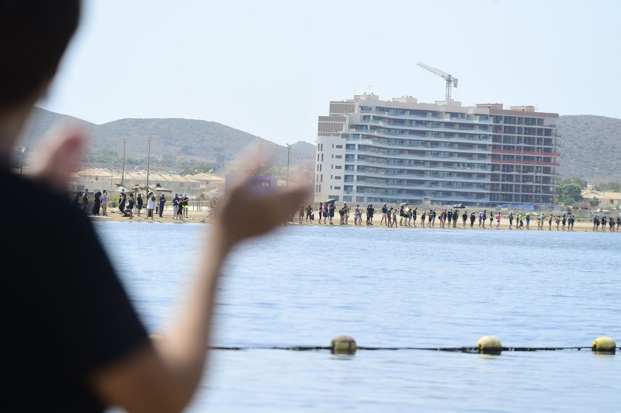 Miles de murcianos forman una cadena humana que rodea al Mar Menor en señal de protesta