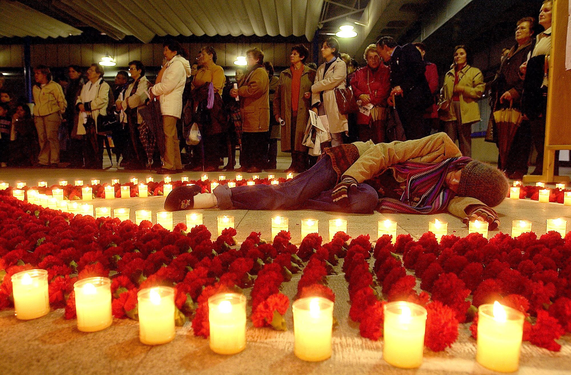 Concentración el 1 de diciembre de 2004 en el concello de Vigo en memoria de los fallecidos