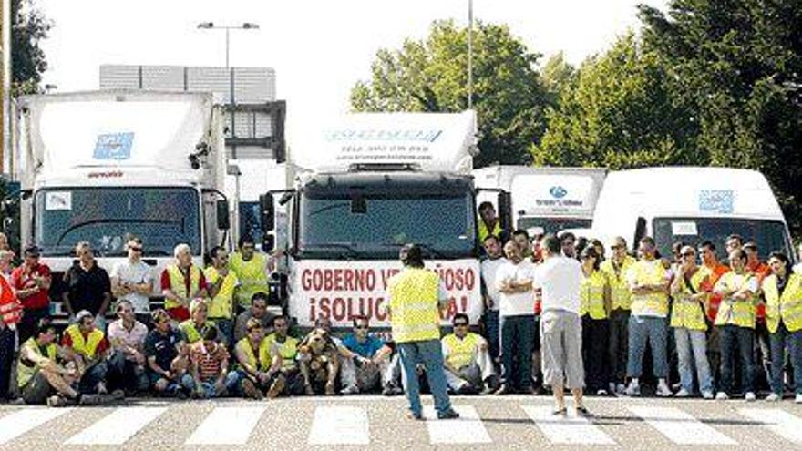 Transportistas autónomos volvieron a paralizar ayer la entrada a Vigo en la Avenida de Madrid. / rafa estévez