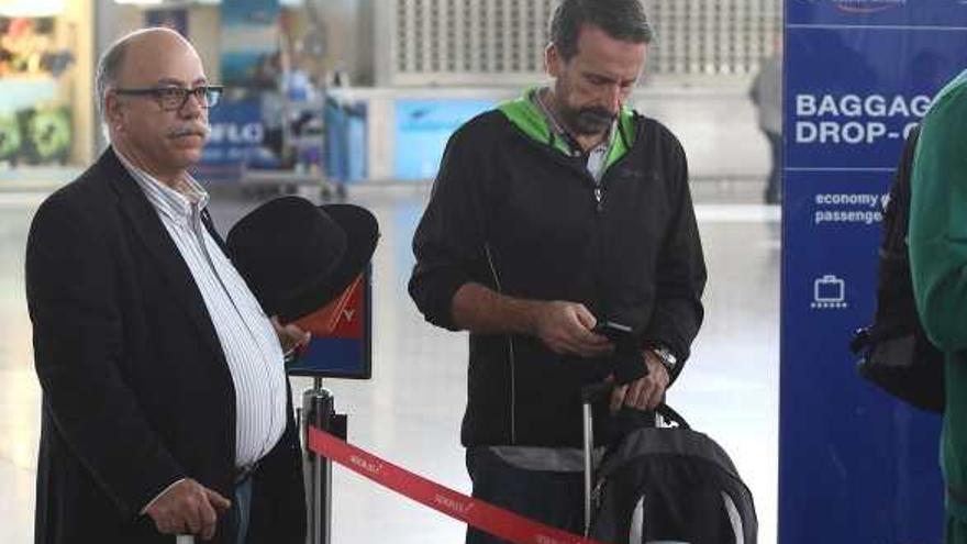 Eduardo García y Joan Plaza, en el Aeropuerto de Málaga.