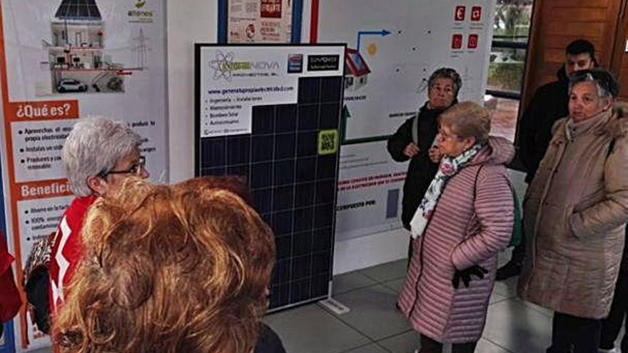 Participantes en el Centro Demostrador de Energías Renovables.