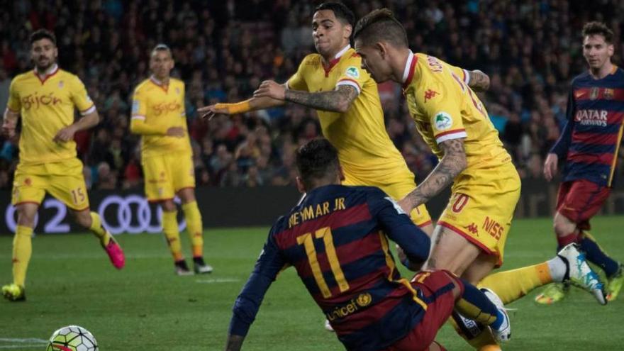 Neymar cae ante Sanabria en el tercer penalti señalado por Clos Gómez.